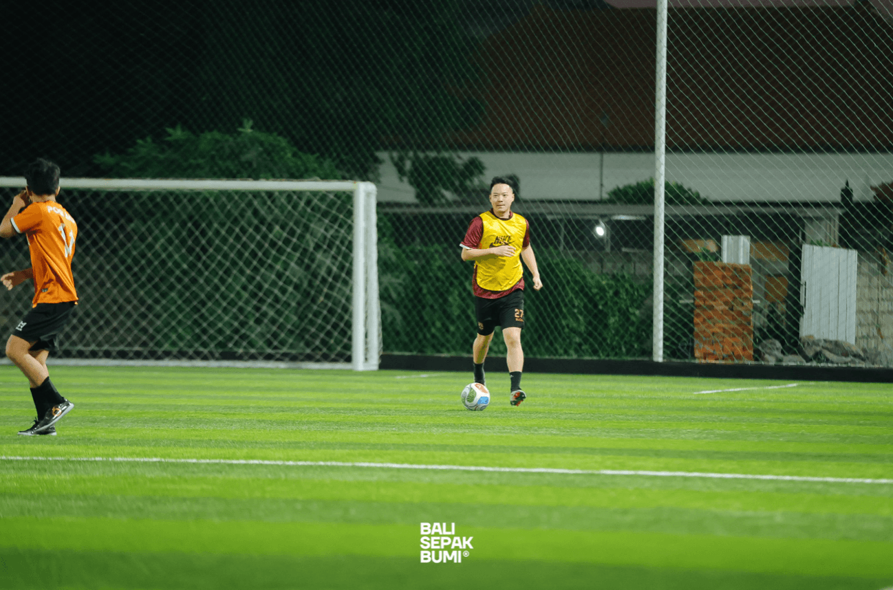 Suasana permainan dan kerja sama tim residen Obgyn Udayana di lapangan mini soccer