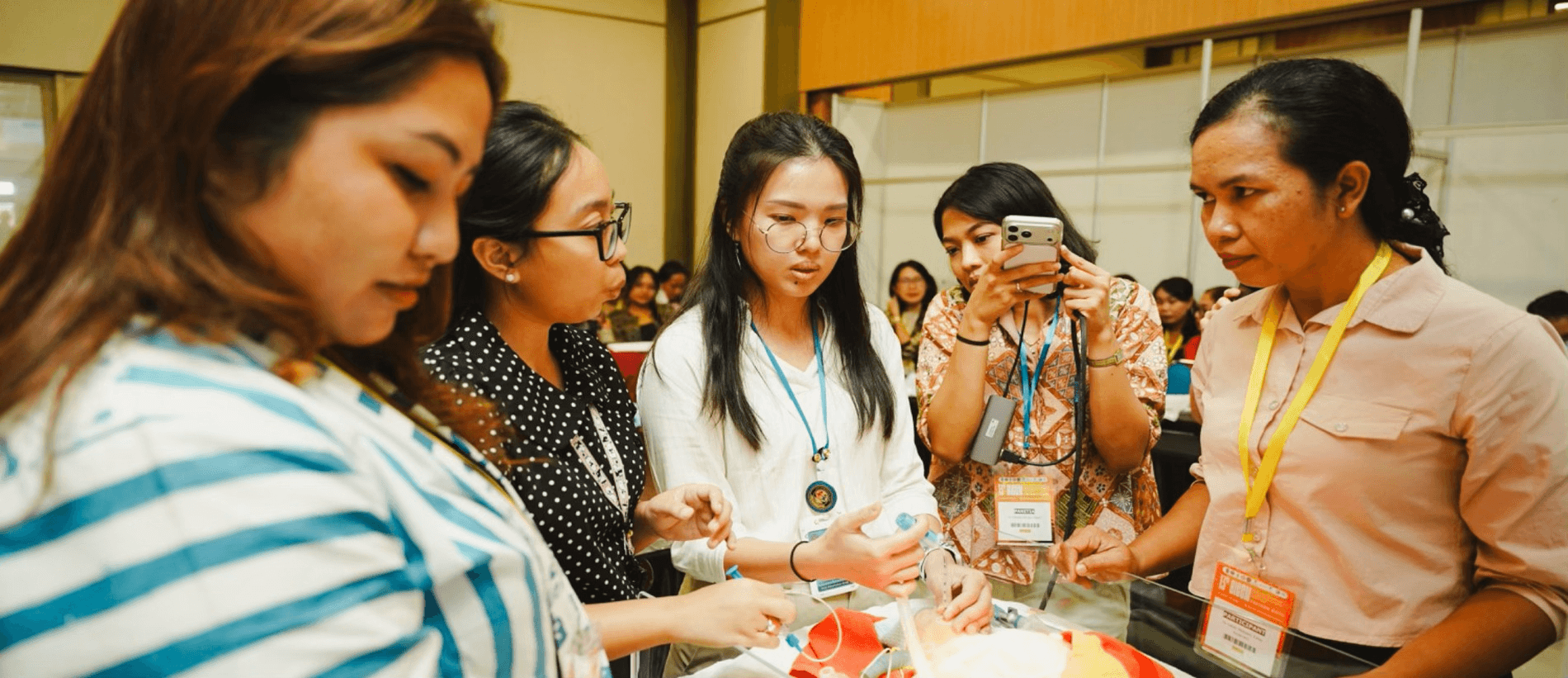 Demonstrasi keterampilan dalam kelompok workshop