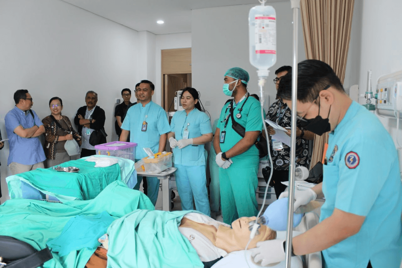 Simulasi menggunakan manekin menjadi sarana latihan penilaian awal, pembagian peran, dan koordinasi tindakan